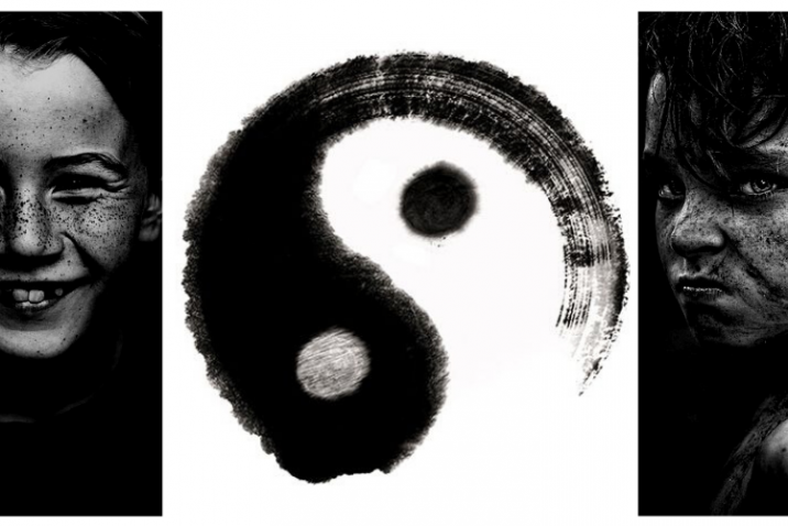 un ragazzo arrabbiato e uno felice divisi dal simbolo in e yang