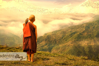 bambino monaco guarda le montagne