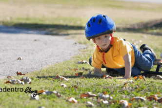 un bambino caduto a terra vicino alla sua bici